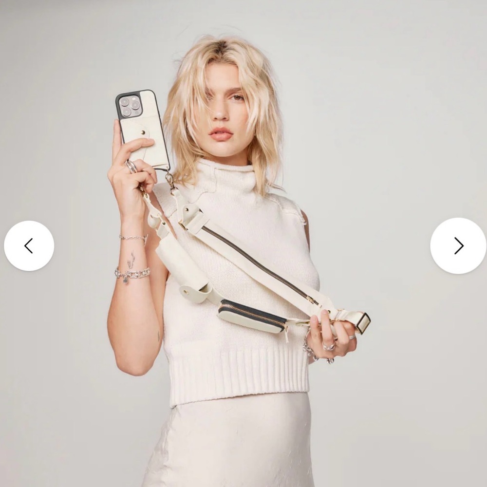 Billie
CROSSBODY IPHONE CASE IN IVORY/GOLD

Bandolier off white